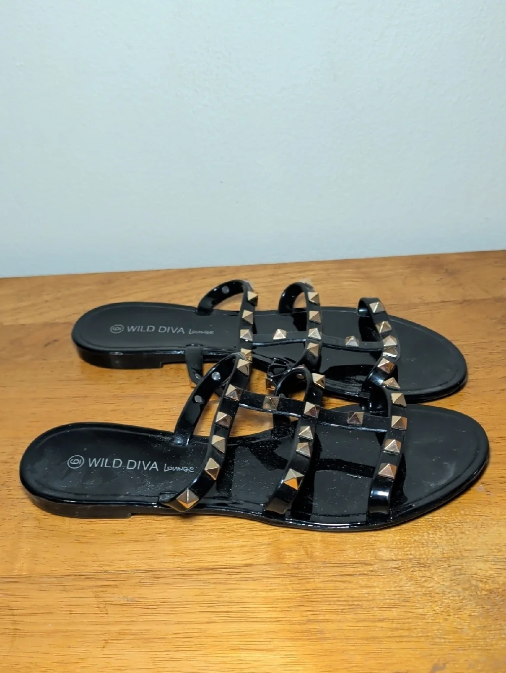 Wild Diva Lounge Joanie 211 Jelly Slide Sandals Black Gold Studs Womens Size 6.5
